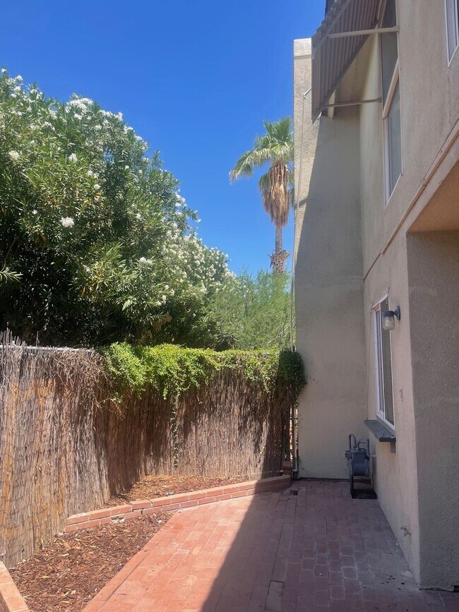 Building Photo - 3 Bed 2.5 Bath Pet-Friendly Retreat by The...