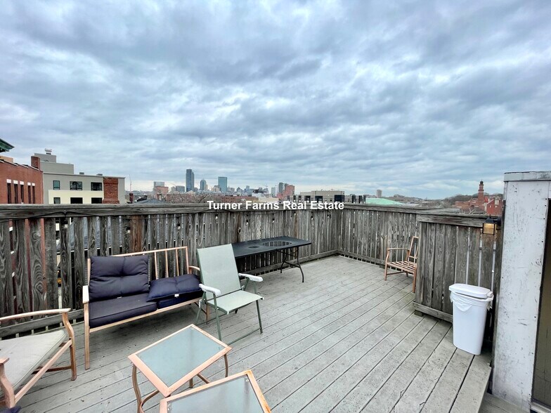 Building Photo - 717 Parker St