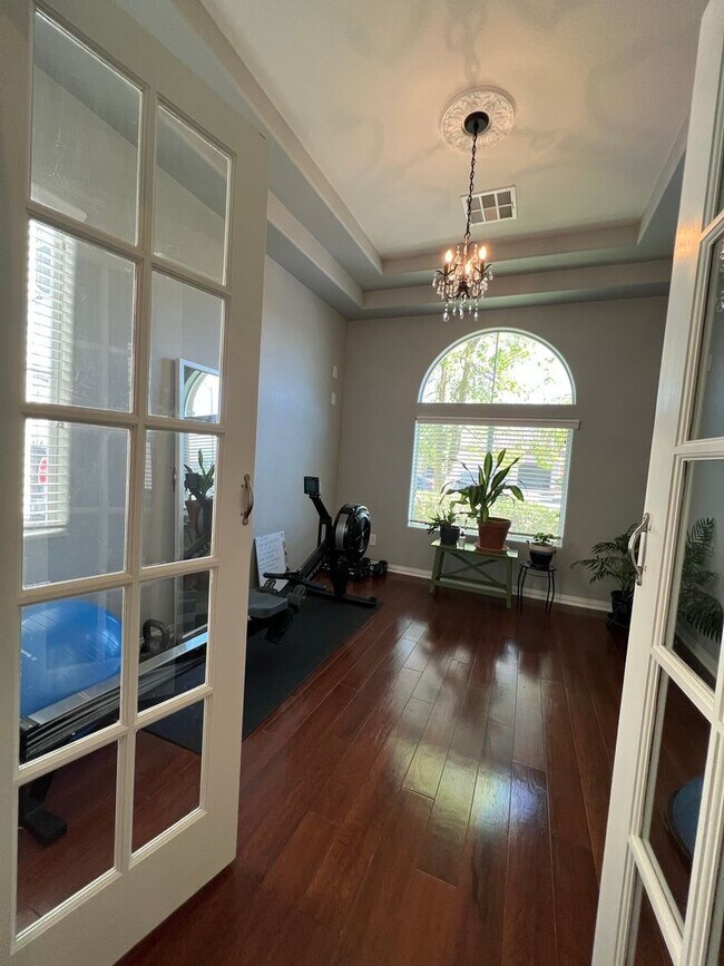 Building Photo - ABSOLUTELY AMAZING! Large 4 bedroom 2 stor...