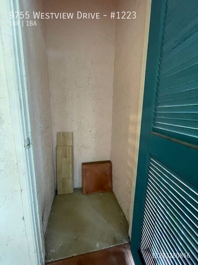 Building Photo - 9755 Westview Dr