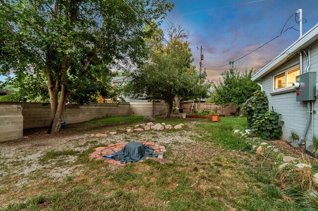 Building Photo - 2065 E Bo Mar Dr