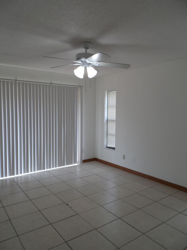 Building Photo - AVAILABLE NOW 3 BEDROOM 2 BATH 2 CAR GARAGE. CONTACT KAREN GUARDINO, REALTOR 386-747-9295