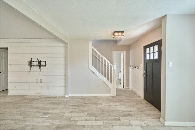 Building Photo - 725 River Plantation Dr