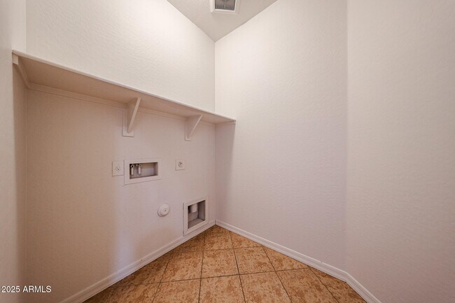 Building Photo - 3535 S Jasmine Dr