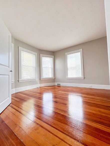 Building Photo - 84 Exeter Ave