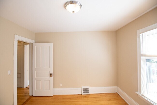 Building Photo - 9/01  $1495 – 2 Bedroom Upper Flat Near UW...