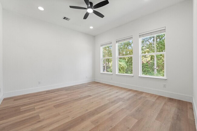 Building Photo - 3531 White Oak Point Dr