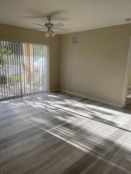 Building Photo - 171 SW Palm Dr