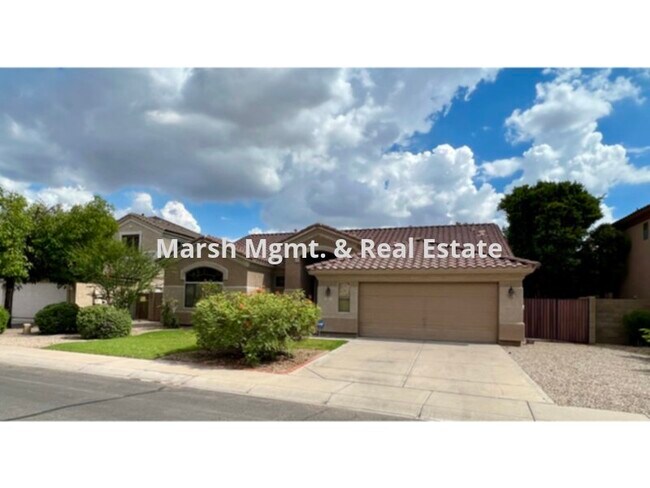 Building Photo - Beautiful 3 bedroom + den home in Gilbert with private pool!