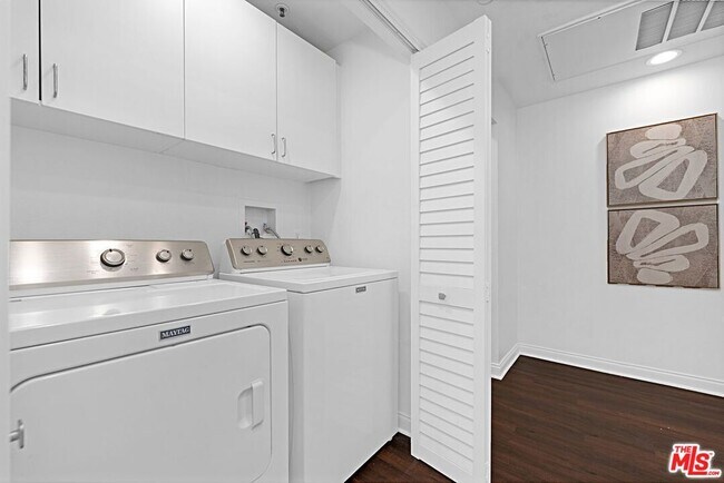 Building Photo - 5625 Crescent Prk W