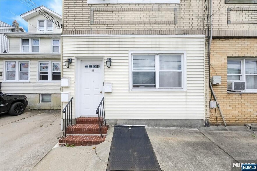 Building Photo - 460 Edgewater Rd