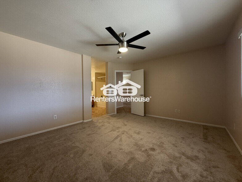 Building Photo - 2607 S 71st Dr