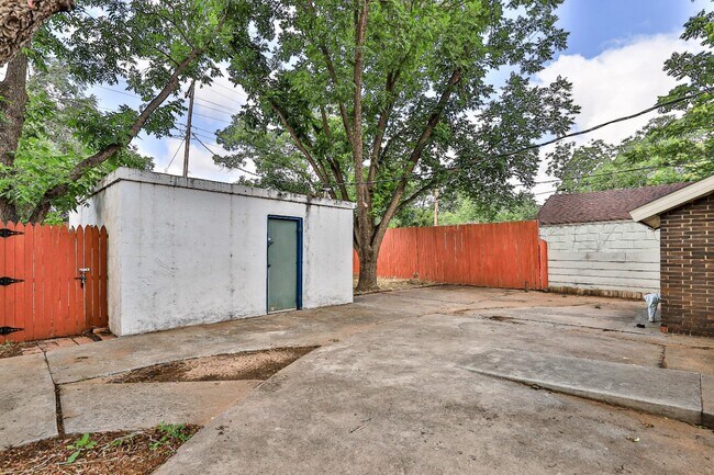 Building Photo - 2513 26th St