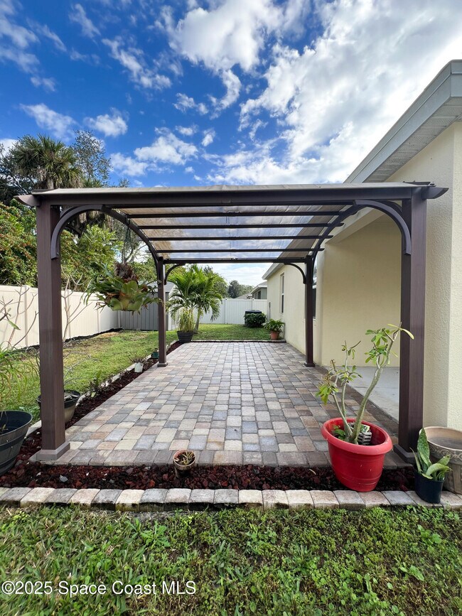 Building Photo - 590 Sorrento Dr