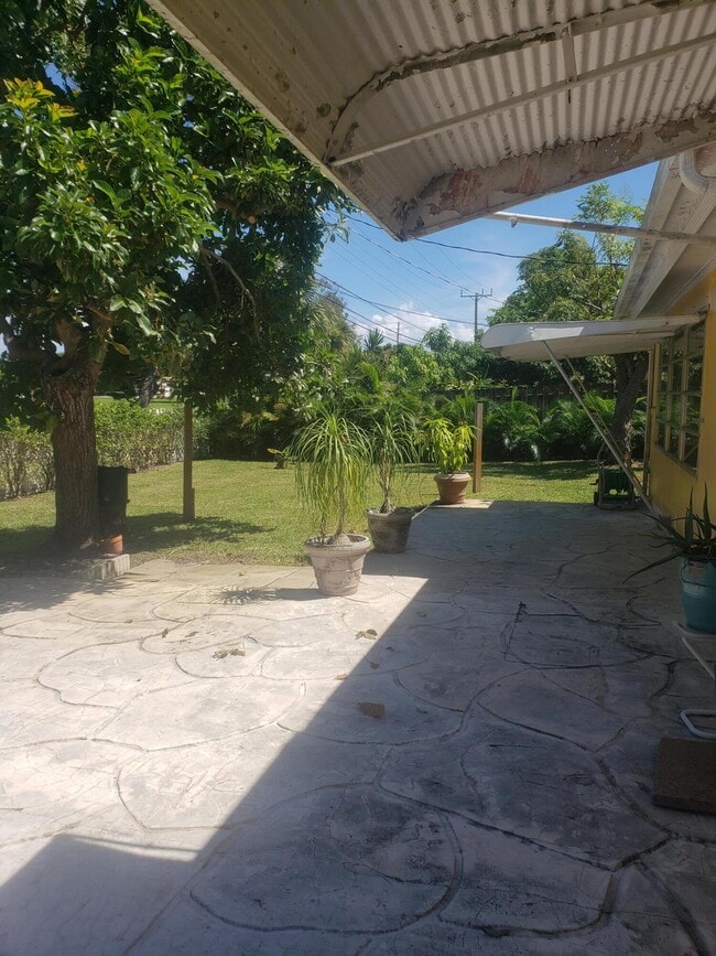 Building Photo - 812 Dogwood Rd