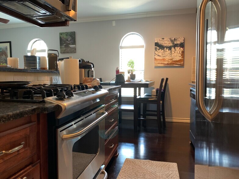 Cozy 1x1 condo at 45th St and Duval in Austin Tx. Kitchen - 407 E 45th St #116