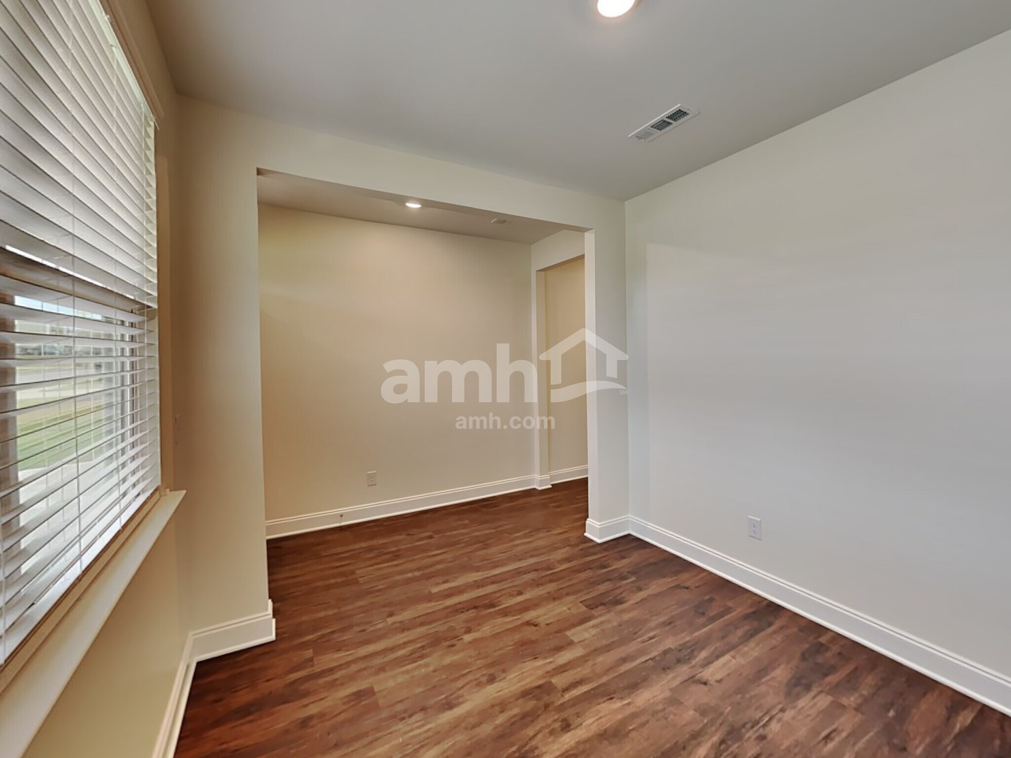 Building Photo - 5208 Valor Dr