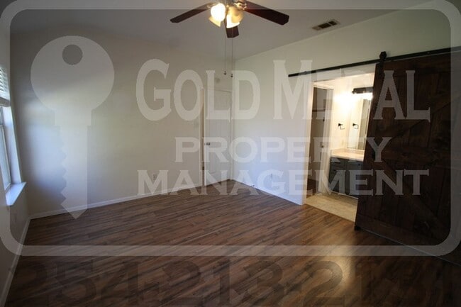 Building Photo - Beautiful 3-bed, 2-bath home now available...