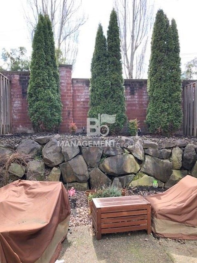 Building Photo - Updated Beaverton Townhome Close to Nike! Private Yard/Patio