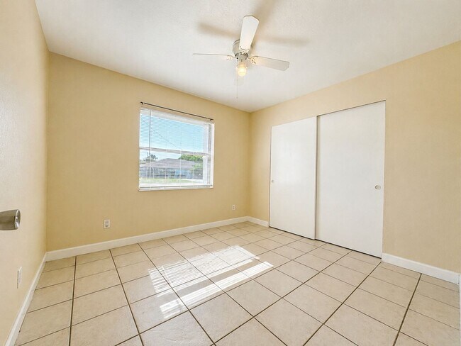 Building Photo - 4133/4135 SW 7th Pl