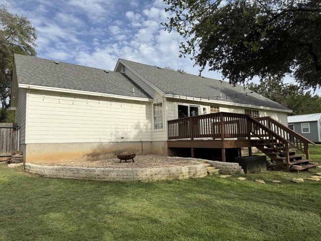 Building Photo - 104 Cowal Dr S