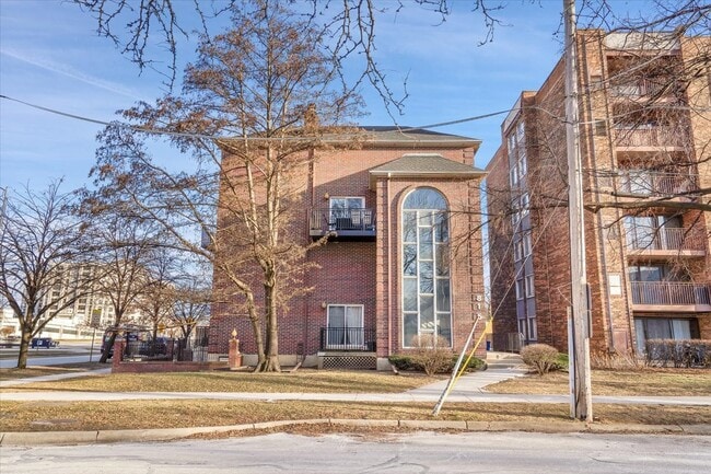 Building Photo - 815 Pearson St