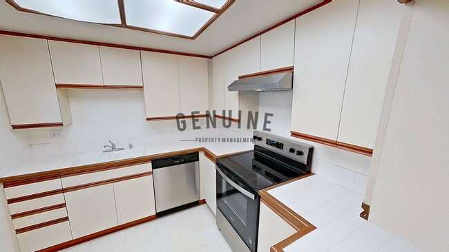 Building Photo - Charming 1Bd Upstairs Condo w/ Den & Garage