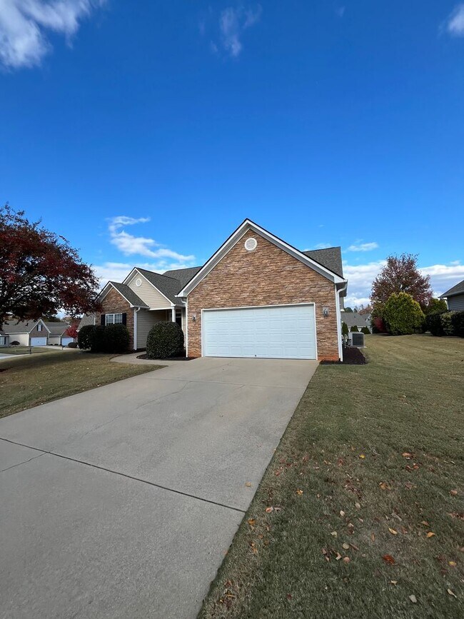 Building Photo - 128 Wild Thorn Ln