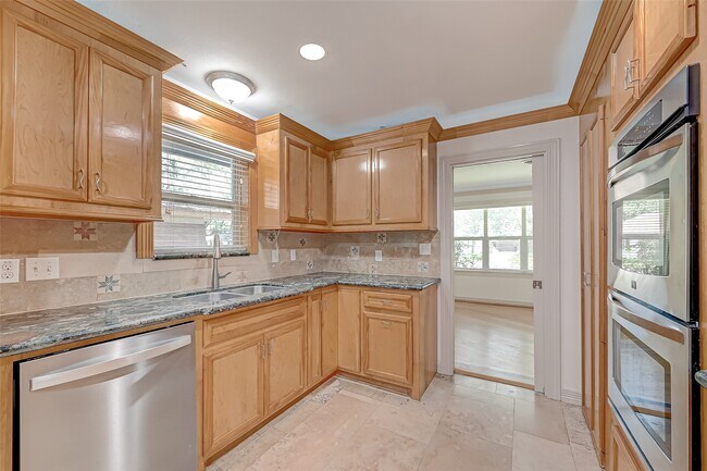 Building Photo - 5611 Briarbend Dr