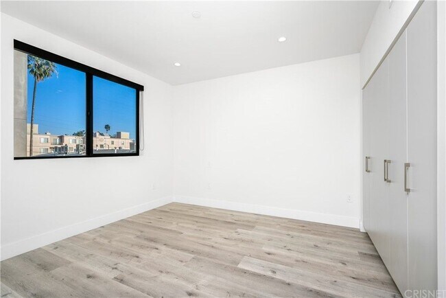 Building Photo - 5923 Laurel Canyon Blvd
