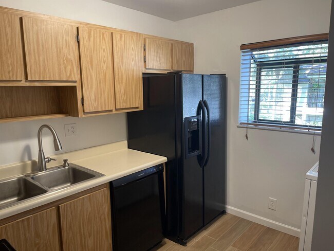 Building Photo - 102 Gardens Dr