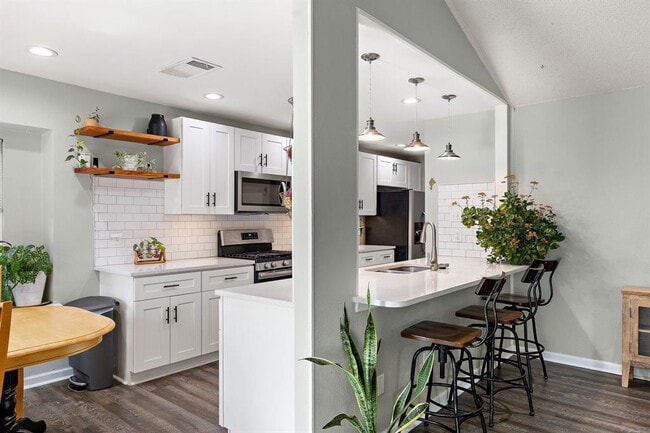 Building Photo - 805 Garden Path Dr