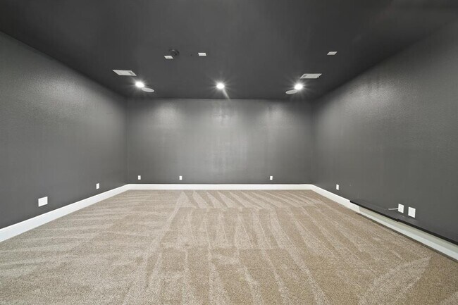 Building Photo - 8519 Lofty Pnes