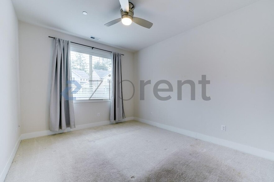 Building Photo - Unit