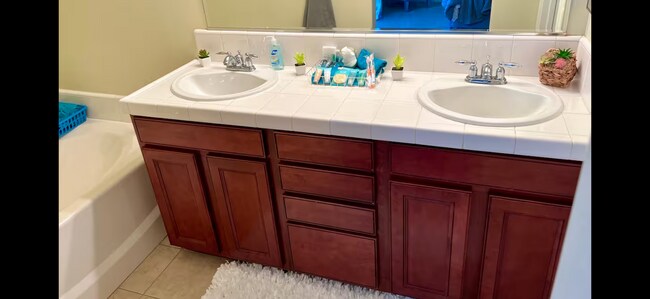 Building Photo - Super Great Deal on this fully furnished 4 BD 2 BA house with a Pool and Solar