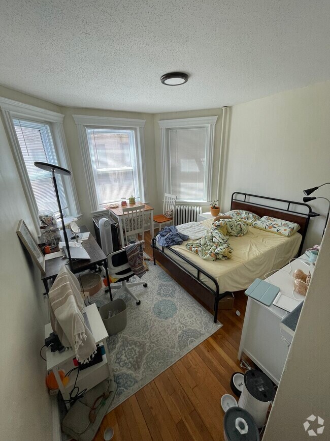 Building Photo - 384 Riverway