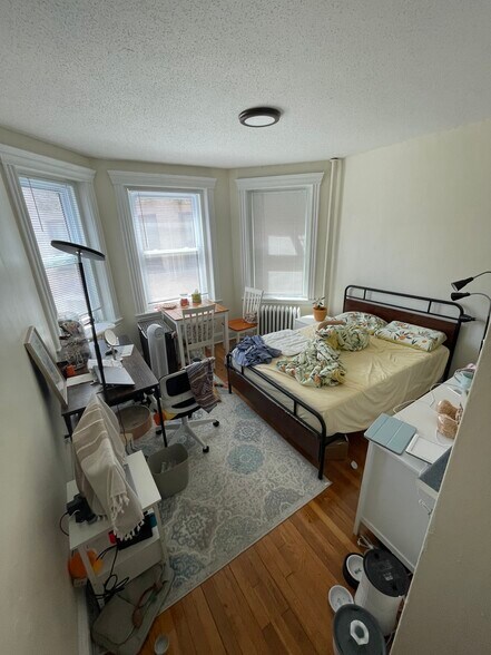 Primary Photo - 384 Riverway