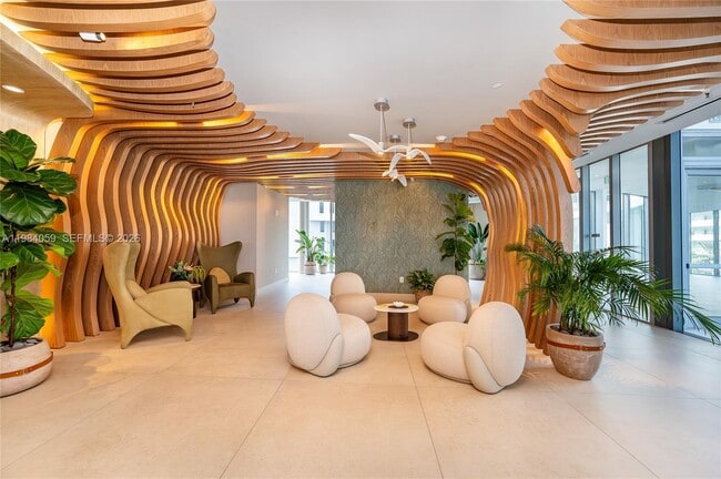 Building Photo - 700 NE 24th St