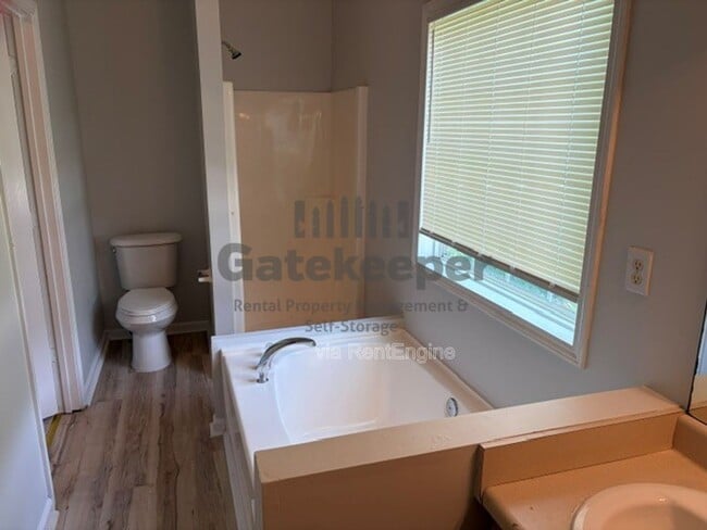 Building Photo - 3161 Glen Hollow Dr