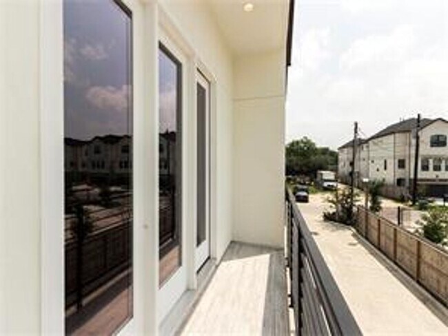 Building Photo - Modern Elegance in Garden Oaks – Style, Co...