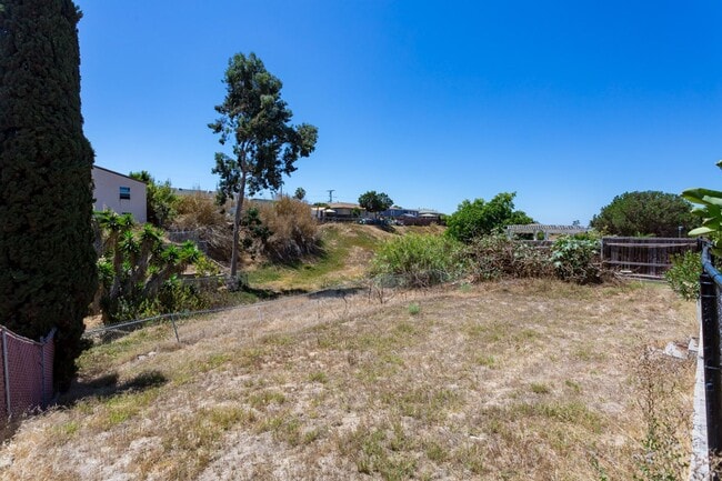 Building Photo - Traditional Home with Large Backyard!