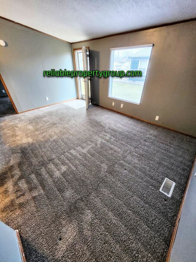 Building Photo - New Listing in Fort Wayne