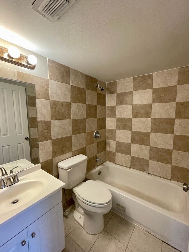 Building Photo - Charming 3-Bedroom, 2.5-Bath Townhome in Village Square Condominiums