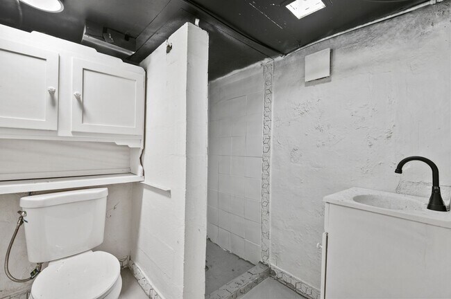Building Photo - Fully renovated 3 bedroom home in Ambridge...
