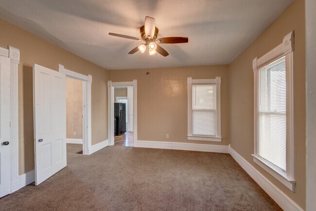 Building Photo - 427 Vernal Ave