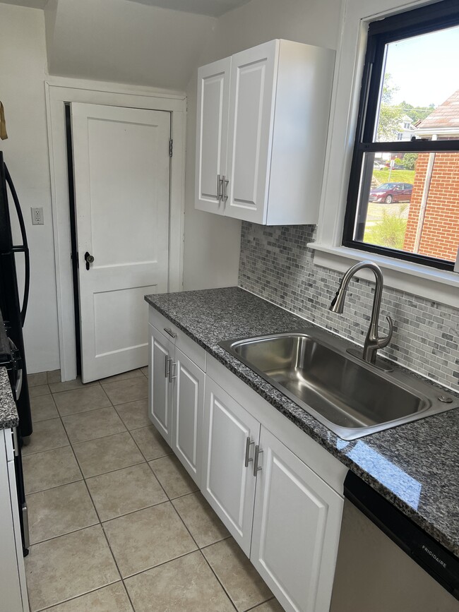 Kitchen - 1111 Ridge Ave