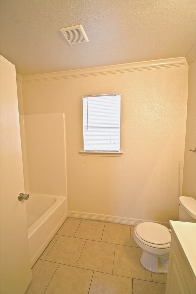 Building Photo - 2 Weeks Free Rent!!! Cute 3 Bedroom 1 Bath...