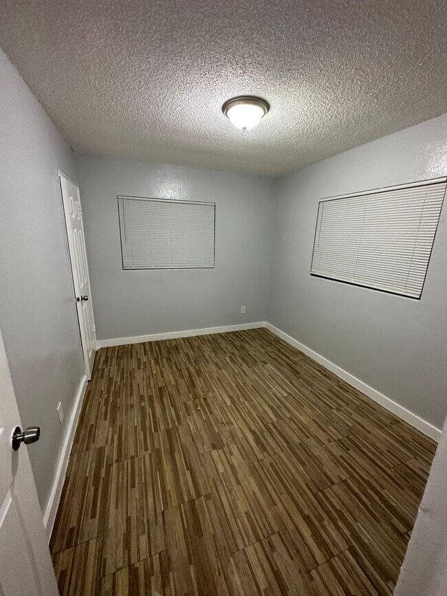 Building Photo - 2845/2847 W 6th St.