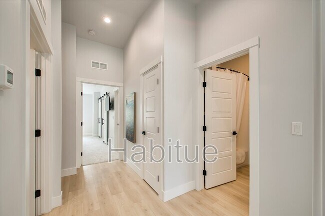 Building Photo - 2940 Davis St