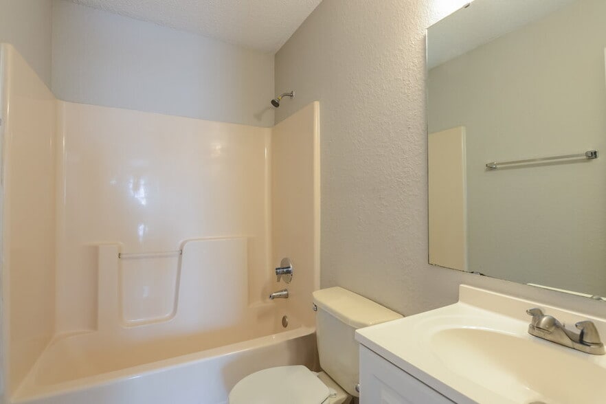 Building Photo - 6137 Longmeadow Dr